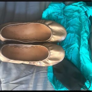Beautiful Tieks flats sz 9 color bronze w/ tote!